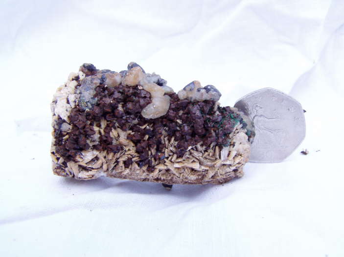 C h a l c o p y r i t e   w i t h   s a d d l e   D o l o m i t e   c r y s t a l s   