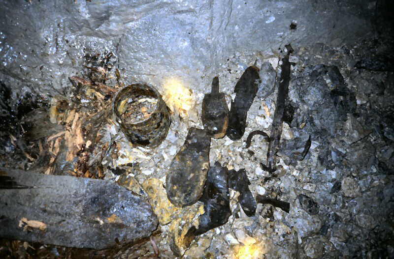 a r t e f a c t s   