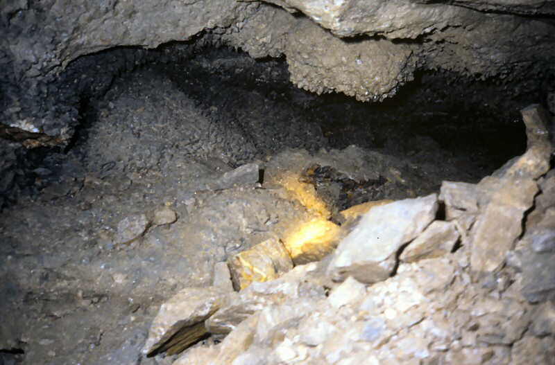 c r y s t a l s   i n   r o o f   o f   s i d e   p a s s a g e   