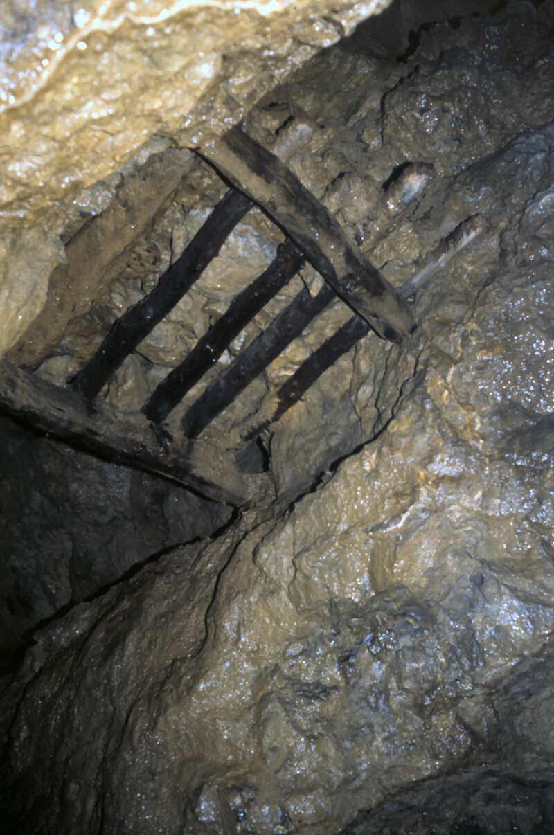 f a l s e   f l o o r   s u p p o r t i n g   i c e b r i d g e   
