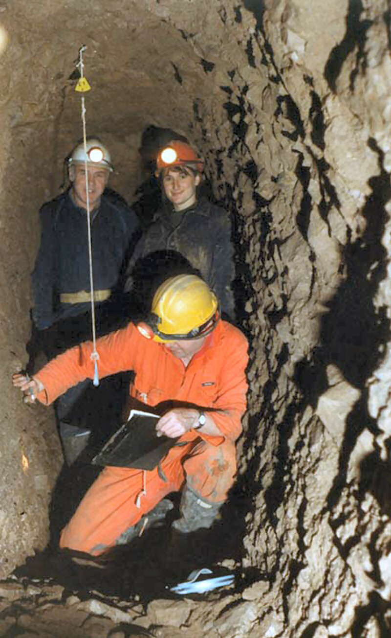 s u r v e y i n g   i n   a   s i d e   p a s s a g e   